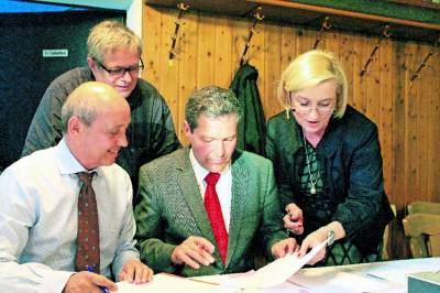 Anlässlich der Mitgliederversammlung am 31.Mai 2016 wurde Geza Krebs-Wetzl einstimmig zum Bürgermeisterkandidaten der CDU  gewählt. Hier ist er beim Unterschreiben der erforderlichen Papiere zu sehen. (Quelle: Griesheimer Anzeiger / Peter Gebauer)