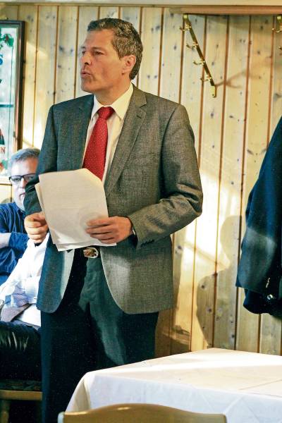 Geza Krebs-Wetzl während seiner Bewerbungsrede als Bürgermeisterkandidat anlässlich der Mitgliederversammlung am 31.Mai 2016. (Quelle: Griesheimer Anzeiger / Peter Gebauer)